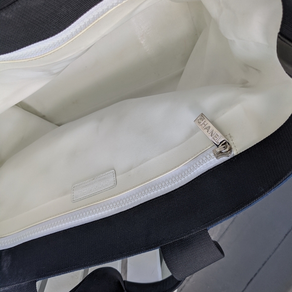 Chanel Valentine vintage tote featuring Chanel charms design motif - Picture 10 of 16